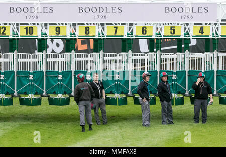Les stalles de départ en cours de vérification et préparé pour la course de chevaux sur l'hippodrome de Chester Banque D'Images
