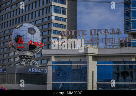 Moscou, Russie - avril, 29, 2018 : vue extérieure de l'Arbat et bière grill immeuble avec grand ballon de soccer sur le bâtiment, situé en centre ville de la ville de Moscou Banque D'Images