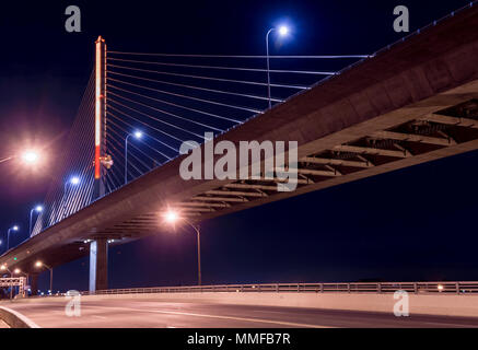 Vue de nuit de la ville de verre pont Skyway à Toledo en Ohio. Le pylône central des ponts est éclairé avec éclairage LED. Banque D'Images