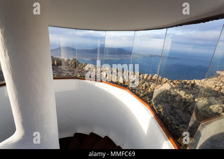 MIRADOR DEL RIO, Lanzarote, CANARY ISLANDS, Spain, EUROPE : La vue de la vue panoramique conçu par Cesar Manrique. Banque D'Images