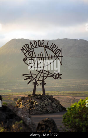 MIRADOR DEL RIO, Lanzarote, CANARY ISLANDS, Spain, EUROPE : Logo du célèbre point de vue", conçu par Cesar Manrique. Banque D'Images