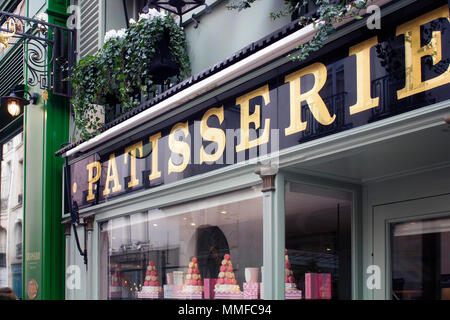 La signalisation d'une pâtisserie à Saint-Germain de Paris. Banque D'Images