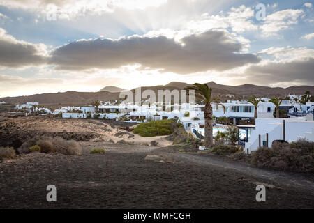 Costa Teguise, Lanzarote, Canaries, Espagne, Europe de l'après-midi : vue sur le petit village. Banque D'Images