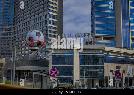 Moscou, Russie - avril, 29, 2018 : vue extérieure de l'Arbat et bière grill immeuble avec grand ballon de soccer sur le bâtiment, situé en centre ville de la ville de Moscou Banque D'Images