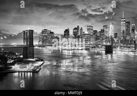 Noir et blanc photo du pont de Brooklyn et Manhattan skyline at night, New York City, USA. Banque D'Images