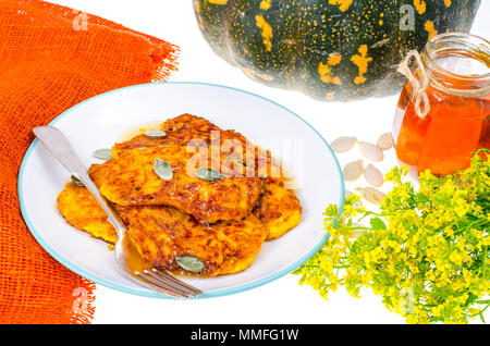 Crêpes de potiron frites orange avec le miel et les graines. Studio Photo Banque D'Images