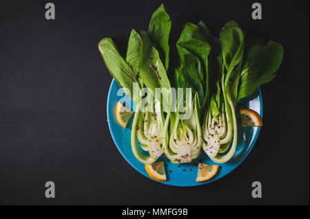 Chou chinois frais ou Bok Choy sur plat bleu Banque D'Images