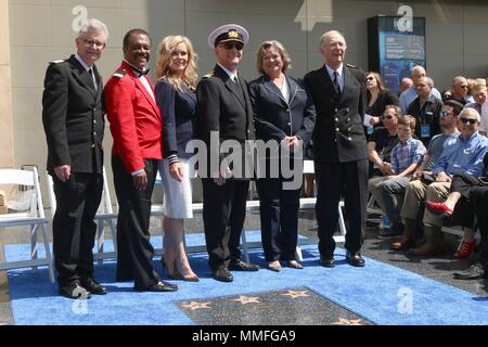 Los Angeles, CA, USA. 10 mai, 2018. LOS ANGELES - le 10 mai : Fred Grandy, Ted Lange, Jill Whelan, Gavin MacLeod, Lauren Tewes, Bernie Kopell au Princess Cruises recevra un Star comme plaque Ami du Hollywood Walk of Fame au Kodak Theater Le 10 mai 2018 à Los Angeles, CA à une apparition publique pour la distribution originale LOVE BOAT Recevoir Hollywood Walk of Fame Star honoraire Plaque, Kodak Theater, Los Angeles, CA, 10 mai 2018. Credit : Priscilla Grant/Everett Collection/Alamy Live News Banque D'Images