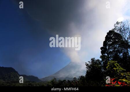 Yogyakarta, Indonésie. Le 11 mai, 2018. Le Mont Merapi crache des cendres volcaniques au cours d'une éruption phréatique vus de Sleman, Yogyakarta, Indonésie, le 11 mai 2018. Le Mont Merapi dans frontières de Java central et des provinces de Yogyakarta vomi une colonne de cendres volcaniques 5 500 mètres de haut, forçant le vendredi résidence living dans la pente à fuir les maisons, fonctionnaire de l'agence communiqués de catastrophe. Credit : Trianto/Xinhua/Alamy Live News Banque D'Images