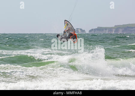 Bancs, Poole, Dorset, UK. 11 mai 2018. UK : météo kite surfer kitesurfer tire le meilleur de la breezy venteux sur une journée ensoleillée - endroit préféré pour le kite surfers kitesurfers. Credit : Carolyn Jenkins/Alamy Live News Banque D'Images