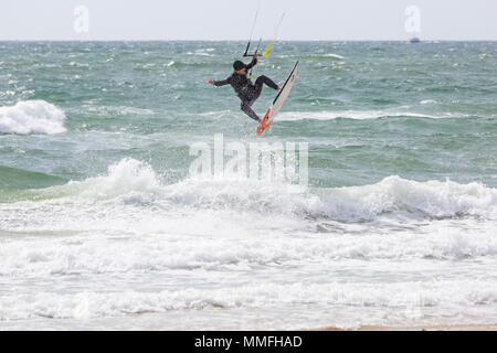 Bancs, Poole, Dorset, UK. 11 mai 2018. UK : météo kite surfer kitesurfer tire le meilleur de la breezy venteux sur une journée ensoleillée - endroit préféré pour le kite surfers kitesurfers. Credit : Carolyn Jenkins/Alamy Live News Banque D'Images