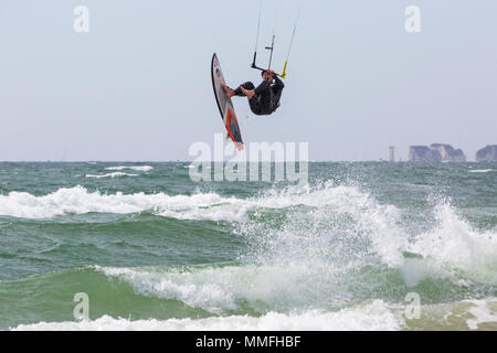 Bancs, Poole, Dorset, UK. 11 mai 2018. UK : météo kite surfer kitesurfer tire le meilleur de la breezy venteux sur une journée ensoleillée - endroit préféré pour le kite surfers kitesurfers. Credit : Carolyn Jenkins/Alamy Live News Banque D'Images