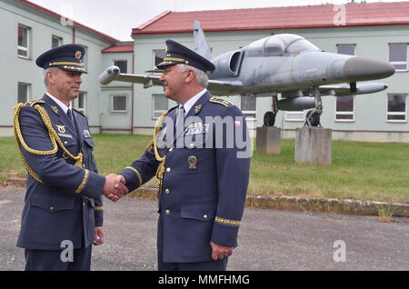 Caslav, République tchèque. Le 11 mai, 2018. Nouveau commandant de la force aérienne tchèque Petr Hromek (gauche) de la liaison avec son prédécesseur Jaromir Sebesta (à droite) lors d'un défilé à l'occasion de la remise officiellement le commandant en poste Caslav, République tchèque, le 11 mai 2018. Credit : Lubos Pavlicek/CTK Photo/Alamy Live News Banque D'Images