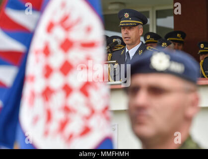 Caslav, République tchèque. Le 11 mai, 2018. Nouveau commandant de la force aérienne tchèque Petr Hromek parle lors d'un défilé à l'occasion de la remise officiellement le commandant en poste Caslav, République tchèque, le 11 mai 2018. Credit : Lubos Pavlicek/CTK Photo/Alamy Live News Banque D'Images