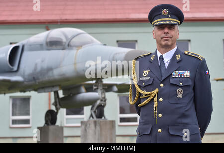 Caslav, République tchèque. Le 11 mai, 2018. Nouveau commandant de la force aérienne tchèque Petr Hromek pose pour le photographe lors d'un défilé à l'occasion de la remise officiellement le commandant en poste Caslav, République tchèque, le 11 mai 2018. Credit : Lubos Pavlicek/CTK Photo/Alamy Live News Banque D'Images