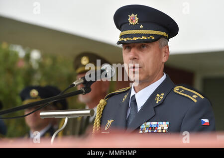 Caslav, République tchèque. Le 11 mai, 2018. Nouveau commandant de la force aérienne tchèque Petr Hromek parle lors d'un défilé à l'occasion de la remise officiellement le commandant en poste Caslav, République tchèque, le 11 mai 2018. Credit : Lubos Pavlicek/CTK Photo/Alamy Live News Banque D'Images
