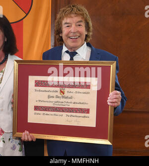 11 mai 2018, l'Allemagne, Baden-Baden : Populaire folk-singer Tony Marshall est décerné la citoyenneté honoraire de la ville de Baden-Baden. Le 80-year-old Baden-Badener est grand encore de réalisations mettre sa maison natale sur la carte. Photo : Uli Deck/dpa Banque D'Images