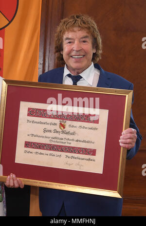 11 mai 2018, l'Allemagne, Baden-Baden : Populaire folk-singer Tony Marshall est décerné la citoyenneté honoraire de la ville de Baden-Baden. Le 80-year-old Baden-Badener est grand encore de réalisations mettre sa maison natale sur la carte. Photo : Uli Deck/dpa Banque D'Images