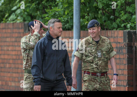 Old Mill Lane, Barnsley, dans le Yorkshire du Sud. Le 11 mai, 2018. 2 Guerre mondiale les suspects trouvés bombe dans la rivière Dearne Bomb Disposal arrivent sur les lieux et vérifier le colis suspect dans la rivière Credit : Nouvelles Images /Alamy Live News Banque D'Images