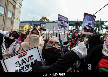 Medan, Nord de Sumatra, en Indonésie. Le 11 mai, 2018. Les femmes musulmanes indonésiennes participe à l'appui des Palestiniens pendant un rassemblement contre les manifestants à l'extérieur du bureau du Commissaire général de l'United States à Java, Sumatra du nord le 11 mai 2018. En action, ils condamnent fermement les actions du Président des Etats-Unis, Donald Trump plan pour déplacer son ambassade en Israël de Tel-Aviv à Jérusalem, et condamne l'Israël viole les droits de l'homme en Palestine. Crédit : Ivan Damanik/ZUMA/Alamy Fil Live News Banque D'Images