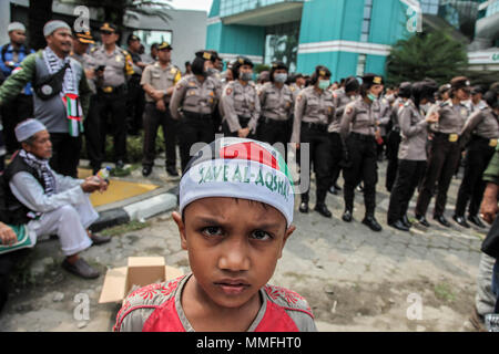 Medan, Nord de Sumatra, en Indonésie. Le 11 mai, 2018. Les jeunes hommes musulmans indonésiens participe à l'appui des Palestiniens pendant un rassemblement contre les manifestants à l'extérieur du bureau du Commissaire général de l'United States à Java, Sumatra du nord le 11 mai 2018. En action, ils condamnent fermement les actions du Président des Etats-Unis, Donald Trump plan pour déplacer son ambassade en Israël de Tel-Aviv à Jérusalem, et condamne l'Israël viole les droits de l'homme en Palestine. Crédit : Ivan Damanik/ZUMA/Alamy Fil Live News Banque D'Images