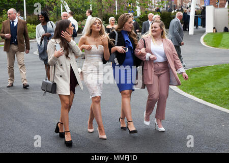 Boodles Fête de Mai, Chester Races. Chester, Royaume-Uni. 11 mai 2018. Le dernier jour de la Fête de Mai à Boodles hippodrome de Chester. La bonne humeur et de plaisir fashions étaient à l'ordre du jour que jusqu'à 24 000 festivaliers sont rae-eexpected à assister à ce fabuleux événement sur le calendrier des courses de chevaux. /AlamyLiveNews MediaWorldImages Crédit : Banque D'Images