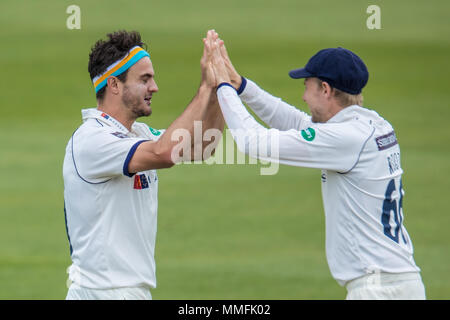 London,UK. 11 mai, 2018. Jack Brooks célèbre avec le capitaine Joe Root après obtention du guichet de Rory Burns bowling pour Yorkshire contre Surrey au jour l'un des match de championnat Specsavers County à l'Ovale. David Rowe/Alamy Live News Banque D'Images