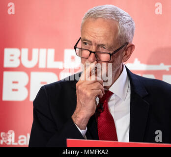 Glasgow, Royaume-Uni. 11 mai, 2018. Leader du travail Jeremy Corbyn donnant un discours à Govan, Glasgow, où il a dit qu'un gouvernement travailliste s'appuyer de façon proactive la construction navale britannique dans le cadre d'une stratégie industrielle plus vaste et a appelé le gouvernement conservateur de garantir trois nouveaux navires auxiliaires de la Flotte royale sera construit dans les chantiers navals. Credit : Iain Masterton/Alamy Live News Banque D'Images