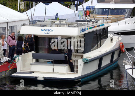 St Katharine Docks,London,UK,11 mai 2018,le spectaculaire festival Londres flottant sur l'eau et boat show a lieu à St Katharine Docks. Le Festival se déroule jusqu'à demain, avec toutes les marques et modèles de bateaux de catamarans à voile yachts de luxe.Larby Keith Crédit/Alamy Live News Banque D'Images