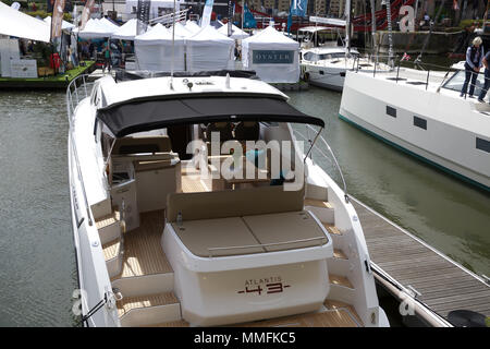 St Katharine Docks,London,UK,11 mai 2018,le spectaculaire festival Londres flottant sur l'eau et boat show a lieu à St Katharine Docks. Le Festival se déroule jusqu'à demain, avec toutes les marques et modèles de bateaux de catamarans à voile yachts de luxe.Larby Keith Crédit/Alamy Live News Banque D'Images