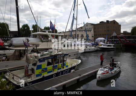 St Katharine Docks,London,UK,11 mai 2018,le spectaculaire festival Londres flottant sur l'eau et boat show a lieu à St Katharine Docks. Le Festival se déroule jusqu'à demain, avec toutes les marques et modèles de bateaux de catamarans à voile yachts de luxe.Larby Keith Crédit/Alamy Live News Banque D'Images