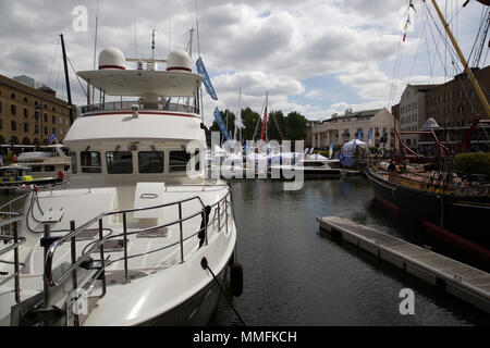 St Katharine Docks,London,UK,11 mai 2018,le spectaculaire festival Londres flottant sur l'eau et boat show a lieu à St Katharine Docks. Le Festival se déroule jusqu'à demain, avec toutes les marques et modèles de bateaux de catamarans à voile yachts de luxe.Larby Keith Crédit/Alamy Live News Banque D'Images