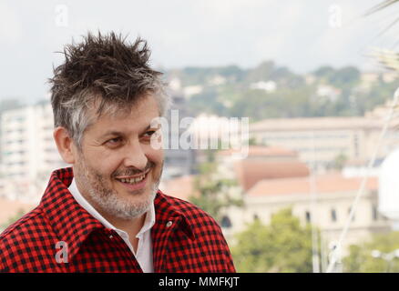 Cannes, France. Le 11 mai, 2018. CANNES, FRANCE - 11 MAI : Directeur Christophe Honoré assiste à une séance de photos pour le 'Désolé Angel (plaire, aimer et courir vite) lors de la 71e assemblée annuelle du Festival du Film de Cannes au Palais des Festivals le 11 mai 2018 à Cannes, France. Credit : Frederick Injimbert/ZUMA/Alamy Fil Live News Banque D'Images