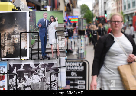 Londres, Royaume-Uni. 11 mai 2018. Une boutique à Londres la vente de marchandise mariage royal pour le mariage de Meghan Markle et le prince Harry. Crédit : Matthieu Chattle/Alamy Live News Banque D'Images