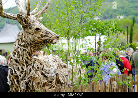 Festival du Printemps de Malvern RHS - Vendredi 11 mai 2018 - une sculpture de bois flotté par Stag artiste James Doran-Webb fait partie de la "par dessus la clôture de jardin' show - Photo Steven Mai / Alamy Live News Banque D'Images