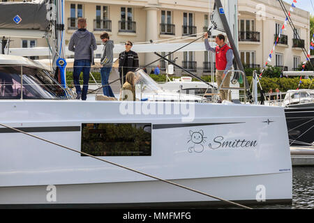 St Katherine Docks, Londres, 11 mai 2018. Plusieurs visiteurs semblent frappés par un yacht appelé 'le frappé". Maintenant à sa quatrième année et tenue à l'emblématique marina à côté du coeur de la ville de Londres et du Tower Bridge, Londres est une une un Boat Show et festival, où les yachts, bateaux, voitures et une foule d'autres entreprises peuvent être envisagées à la fois sur l'eau et sur terre. Il s'étend du 10 au 12 mai. Credit : Imageplotter News et Sports/Alamy Live News Banque D'Images