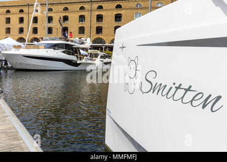 St Katherine Docks, Londres, 11 mai 2018. Plusieurs visiteurs semblent frappés par un yacht appelé 'le frappé". Maintenant à sa quatrième année et tenue à l'emblématique marina à côté du coeur de la ville de Londres et du Tower Bridge, Londres est une une un Boat Show et festival, où les yachts, bateaux, voitures et une foule d'autres entreprises peuvent être envisagées à la fois sur l'eau et sur terre. Il s'étend du 10 au 12 mai. Credit : Imageplotter News et Sports/Alamy Live News Banque D'Images