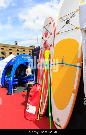 St Katherine Docks, Londres, 11 mai 2018. Paddleboards colorés s'appuyer sur un stand d'exposition. Maintenant à sa quatrième année et tenue à l'emblématique marina à côté du coeur de la ville de Londres et du Tower Bridge, Londres est une une un Boat Show et festival, où les yachts, bateaux, voitures et une foule d'autres entreprises peuvent être envisagées à la fois sur l'eau et sur terre. Il s'étend du 10 au 12 mai. Credit : Imageplotter News et Sports/Alamy Live News Banque D'Images