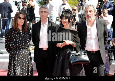 Cannes, France. Le 11 mai, 2018. 71e Festival du Film de Cannes 2018, tapis rouge film film ' Le Livre d' Image' présenté : Nicole Brenez, Fabrice Aragno, Mitra Farahani, Jean-Paul Battaggia : Crédit Photo Agency indépendante/Alamy Live News Banque D'Images