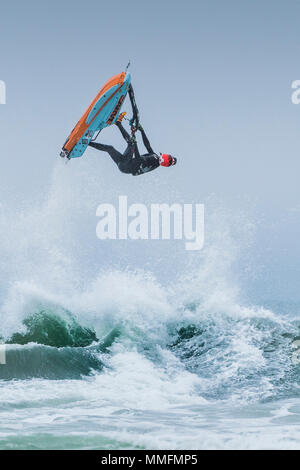 Newquay, Cornwall, UK. Le 11 mai, 2018. Le Jetski Freeride World Championship revient à la plage de Fistral, Newquay, Cornwall. Des vents forts et une mer agitée le jour de l'ouverture garantie certains action aériennes spectaculaires. Gordon 1928/Alamy Live News Banque D'Images