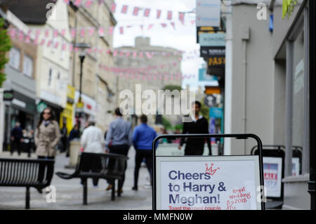 Windsor, Royaume-Uni. 11 mai 2018. Une boutique affiche un message à l'extérieur pour le couple royal à Windsor pour le mariage entre le Prince Harry et Meghan Markle, le 19 mai. Des milliers de personnes sont attendues pour visiter la ville pour ce qui a été annoncé comme le mariage de l'année. Crédit : Stephen Chung / Alamy Live News Banque D'Images