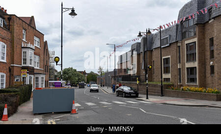 Windsor, Royaume-Uni. 11 mai 2018. Les plates-formes de médias (L) pour les équipes de télévision de travailler à partir de n'a été paramétré sur King's Road à Windsor pour le mariage entre le Prince Harry et Meghan Markle, le 19 mai. Les nouveaux mariés couple royal va monter dans un voyage itinérant en transport autour de la ville et en bas de la longue marche vers le château de Windsor alors que des milliers de personnes sont attendues pour visiter la ville pour ce qui a été annoncé comme le mariage de l'année. Crédit : Stephen Chung / Alamy Live News Banque D'Images