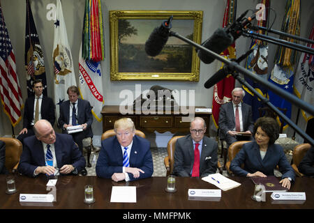 11 mai 2018 - Washington, District de Columbia, États-Unis d'Amérique - Etats-Unis Le Président Donald J. Trump, centre gauche, flanqué de directeur du Conseil économique national Larry Kudlow, centre droit, le ministre des Transports, M. Elaine Chao, droite, et Ford Motor Company PDG James Hackett, gauche, parle avec les journalistes au cours d'une réunion avec les dirigeants des industries de l'automobile dans la Roosevelt Room de la Maison Blanche le 11 mai 2018 à Washington, DC. Crédit : Alex Edelman / Piscine via CNP (crédit Image : © Alex Edelman/CNP via Zuma sur le fil) Banque D'Images