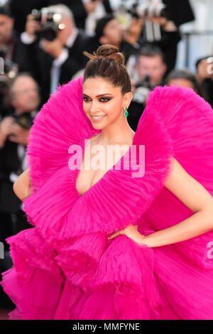 Cannes, France. 11 mai 2018. Deepika Padukone sur l 'Ash est plus pure White' Tapis rouge le vendredi 11 mai 2018 dans le cadre du 71e Festival International du Film de Cannes s'est tenue au Palais des Festivals, Cannes. Sur la photo : Deepika Padukone. Photo par Julie Edwards. Credit : Julie Edwards/Alamy Live News Banque D'Images