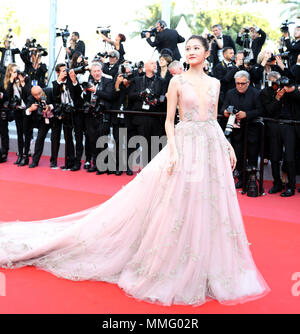 Cannes, France. Le 11 mai, 2018. L'actrice chinoise Guan Xiaotong pose sur le tapis rouge avant la première du film 'Ash est plus pure White' au 71e Festival du Film de Cannes, France, le 11 mai 2018. Le 71e Festival de Cannes a lieu ici du 8 mai au 19 mai. Credit : Luo Huanhuan/Xinhua/Alamy Live News Banque D'Images
