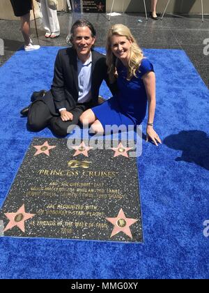 Hollywood, Californie, USA. 10 mai, 2018. J15983CHW.Princess Cruises et la distribution originale de ''Love Boat'' recevoir Hollywood Walk of Fame Star .Plaque d'honneur en face de Kodak Theater, Hollywood, CA USA.05/10/2018.ROB SWARTZ ET JAN SWARTZ (président de groupe de Princess Cruises et CARNIVAL AUSTRALIE) . © H.Clinton Wallace/Photomundo/ International Inc Photos Credit : Clinton Wallace/Globe Photos/ZUMA/Alamy Fil Live News Banque D'Images