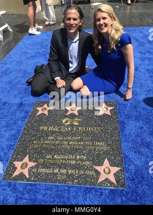 Hollywood, Californie, USA. 10 mai, 2018. J15983CHW.Princess Cruises et la distribution originale de ''Love Boat'' recevoir Hollywood Walk of Fame Star .Plaque d'honneur en face de Kodak Theater, Hollywood, CA USA.05/10/2018.ROB SWARTZ ET JAN SWARTZ (président de groupe de Princess Cruises et CARNIVAL AUSTRALIE) . © H.Clinton Wallace/Photomundo/ International Inc Photos Credit : Clinton Wallace/Globe Photos/ZUMA/Alamy Fil Live News Banque D'Images