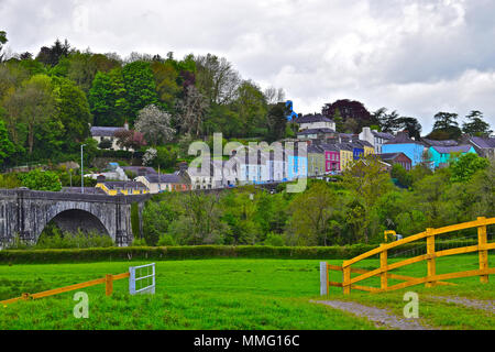 Jolies maisons aux couleurs pastel, la ligne de route sinueuse sur le pont de l'autre côté de la rivière Towy, jusqu'à la ville de Gallois rural Llandeilo. Banque D'Images