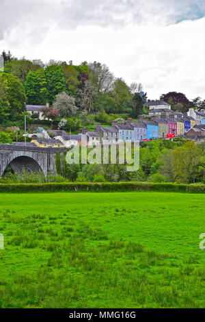 Jolies maisons aux couleurs pastel, la ligne de route sinueuse sur le pont de l'autre côté de la rivière Towy, jusqu'à la ville de Gallois rural Llandeilo. Banque D'Images