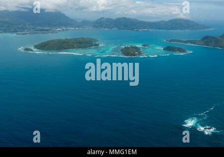 Vue sur les îles du parc national marin Sainte Anne : Cerf, longue, ronde, Moyenne et de Sainte Anne, de l'air. Banque D'Images